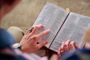 Leia mais sobre o artigo Quantos anos tinha Samuel ao ouvir Deus? Entenda o contexto da história