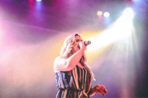 Leia mais sobre o artigo Altura de Marília Mendonça: dados curiosos sobre a cantora