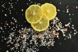 Leia mais sobre o artigo Por que dá vontade de comer limão com sal? Descubra o motivo