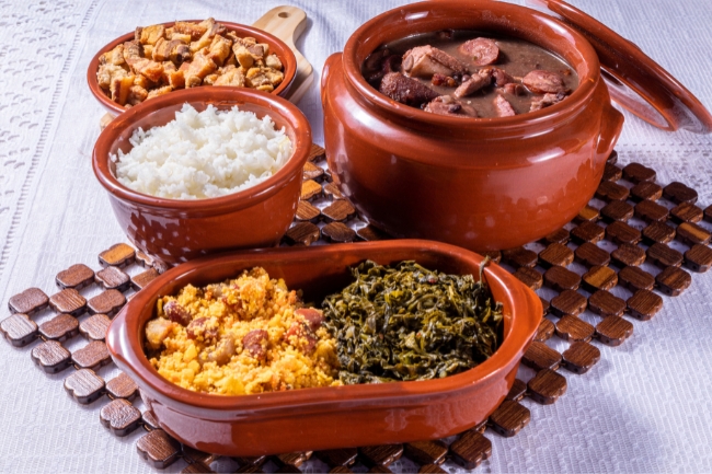 No momento, você está visualizando Buffet de Feijoada em Domicílio para Aniversários e Confraternizações: Vale a Pena?