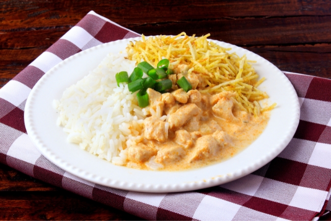 No momento, você está visualizando Strogonoff de frango engorda? Veja as calorias e descubra se ele cabe na dieta
