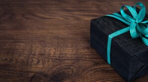 Leia mais sobre o artigo Como escolher a cesta de aniversário ideal para homem? Veja ideias criativas