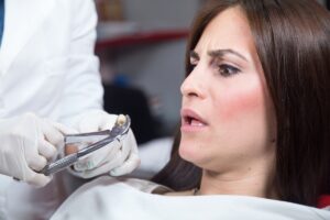 Leia mais sobre o artigo Arranquei um dente, posso ter relação? Veja os cuidados que ninguém te contou