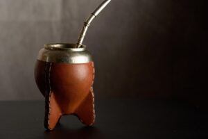 Leia mais sobre o artigo Chá Mate Tem Cafeína? Saiba a Verdade