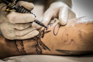 Leia mais sobre o artigo Tatuagens de Bandido: Significados e Histórias