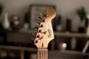 Leia mais sobre o artigo Quem Inventou a Guitarra Elétrica: História e Curiosidade